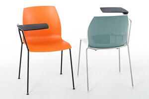 Die Rückseite der Collegestühle sind aus glänzendem Kunststoff